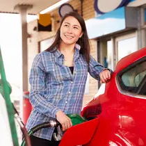 Ilustrasi seorang perempuan sedang mengisi bensin mobil di SPBU. (Monkeybusiness/Depositphotos.com)