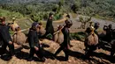 Masyarakat adat Gelar Alam membawa tangkai padi dalam sebuah prosesi perayaan panen Seren Taun di Sukabumi, Jawa Barat, pada Minggu 5 Oktober 2025. (Aditya AJI/AFP)