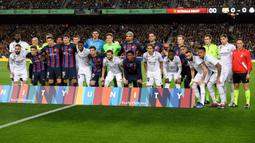 Starting XI Barcelona dan Real Madrid berfoto bersama sebelum laga pekan ke-26 Liga Spanyol 2022/2023 di Camp Nou, Barcelona, Senin (20/03/2023). Blaugrana menang dengan skor 2-1 pada pertandingan yang bertajuk El Classico tersebut. (AFP/Josep Lago)