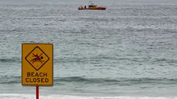Pemerintah setempat menyebut “Puing-puing misterius, hitam, berbentuk bola” mulai muncul di Pantai Coogee pada 15 Oktober pada sore hari. (Saeed KHAN/AFP)