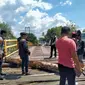 Perbaikan sementara Jembatan Sambera, Muara Badak menggunakan batang pohon kelapa.