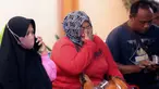 Seorang kerabat korban tragedi kerusuhan Stadion Kanjuruhan menangis saat menunggu di Rumah Sakit Saiful Anwar, Malang, Jawa Timur, Minggu (2/10/2022). Dunia sepak bola Indonesia kembali berduka menyusul terjadinya kerusuhan pascapertandingan Arema vs Persebaya. (AP Photo/Trisnadi)