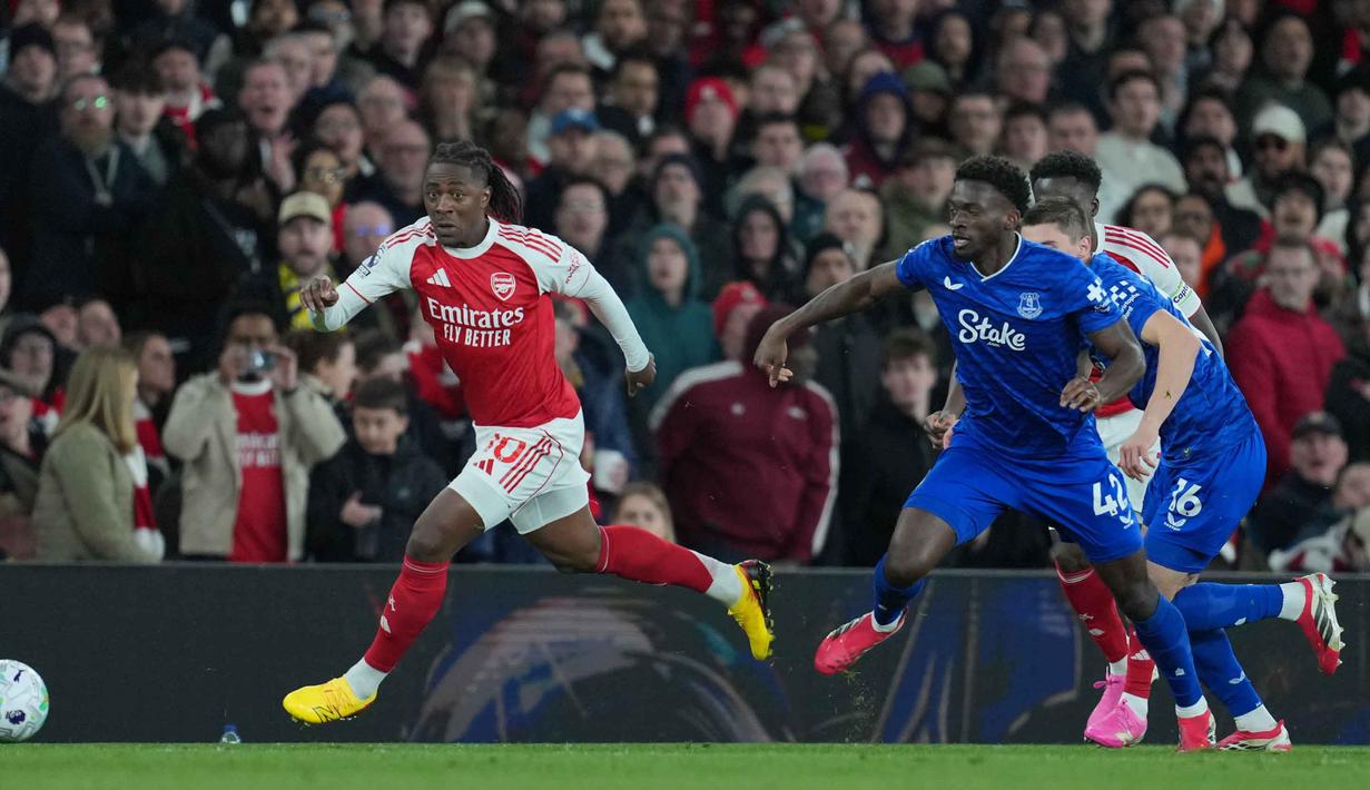 Memasuki paruh kedua, Everton tampil lebih berani dan beberapa kali mencoba menekan pertahanan The Gunners. Tampak dalam foto, pemain Everton, Tim Iroegbunam (kanan) berebut bola selama pertandingan lanjutan Premier League musim 2025/2026 melawan Everton di Emirates Stadium, Inggris, Sabtu 14 Maret 2026 waktu setempat atau Minggu (15/3/2026) dini hari WIB. (AP Photo/Kin Cheung)