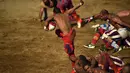 Seorang pemain membawa bola berusaha melewati lawannya saat pertandingan Calcio Storico Fiorentino di Piazza Santa Croce di Florence, Italia (24/6). (AFP Photo/Filippo Monteforte)