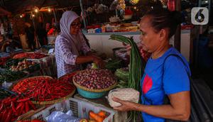 Komoditas yang mengalami kenaikan harga, seperti cabai merah besar, cabai merah keriting, telur ayam ras, tepung terigu kemasan, dan cabai rawit merah. (Liputan6.com/Angga Yuniar)
