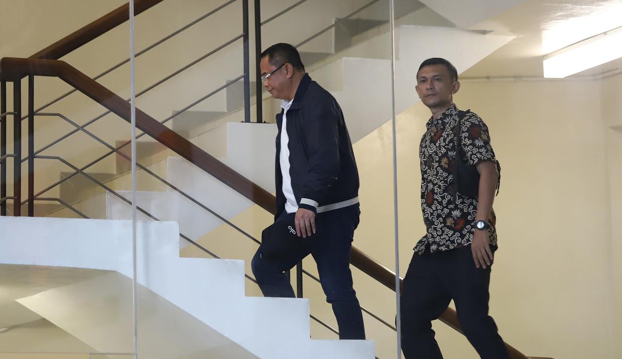 Bupati Pati, Sudewo (kiri) berjalan menuju ruang pemeriksaan di Gedung Merah Putih Komisi Pemberantasan Korupsi (KPK), Jakarta, Selasa (20/1/2026). (merdeka.com/Arie Basuki)