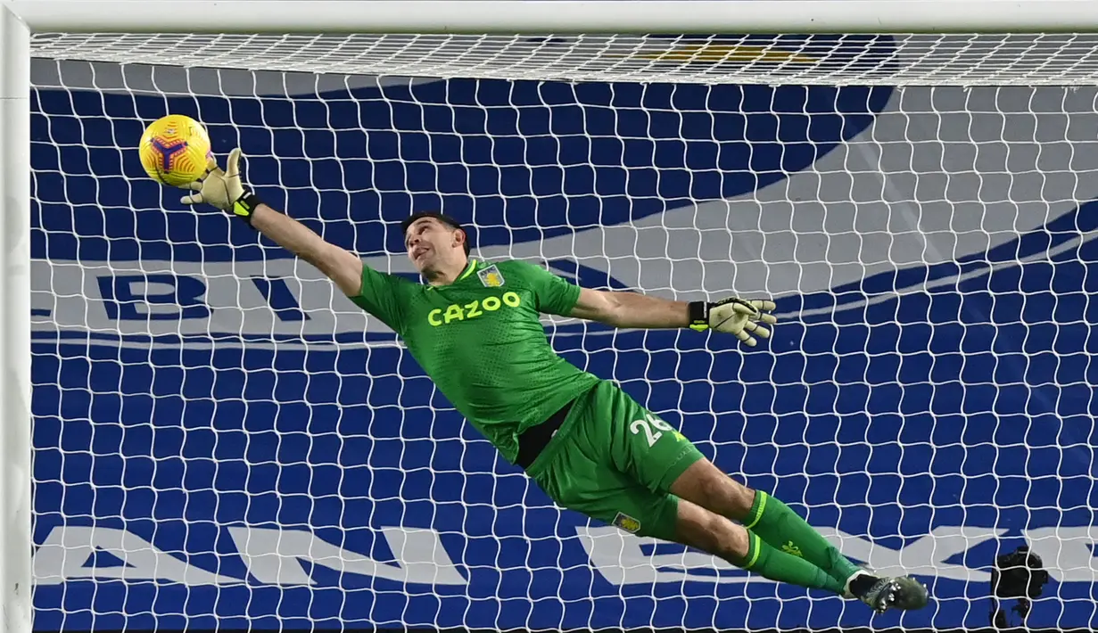 Emiliano Martinez (Aston Villa) - Penjaga gawang yang tampil ciamik musim ini mendapat skor 7 dari Whoscored. Ia mampu 15 kali menjaga gawangnya tetap perawan. Kiper ini mencetak 141 penyelamatan dengan tingkat penyelamatan 75,1 persen, terbaik di musim ini. (Foto: AFP/Pool/Neil Hall)