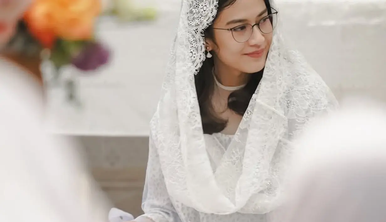 Dian tampak mengenakan anting-anting silver. Wajahnya dipoles makeup hanya tampak lipstik matte coral. Aura inner beauty terpancar di ulang tahunnya. [@therealdisastr]
