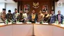 Ketua MPR Bambang Soesatyo (tengah) dan sembilan Wakil Ketua MPR berfoto bersama sebelum rapat perdana pimpinan MPR periode 2019-2024 di Kompleks Parlemen Senayan, Jakarta, Rabu (9/10/2019). Rapat membahas pembagian tugas hingga rencana pelantikan Jokowi-Ma'ruf Amin. (Liputan6.com/Johan Tallo)