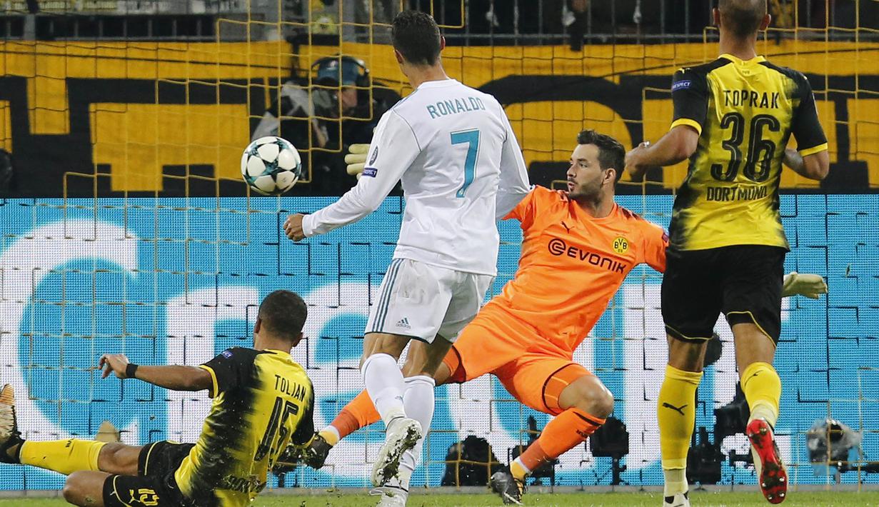 Proses terjadinya gol dari bintang Real Madrid, Cristiano Ronaldo, ke gawang Dortmund pada laga Liga Champions di Stadion Signal Iduna Park, Dortmund, Selasa (26/9/2017). Dortmund kalah 1-3 dari Madrid. (AP/Michael Probst)