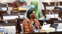 Menteri Keuangan Sri Mulyani Indrawati (kanan) mengikuti rapat kerja bersama Komisi XI DPR di Kompleks Parlemen, Senayan, Jakarta, Kamis (10/6/2021). Rapat tersebut membahas pagu indikatif Kementerian Keuangan dalam RAPBN 2022. (Liputan6.com/Angga Yuniar)