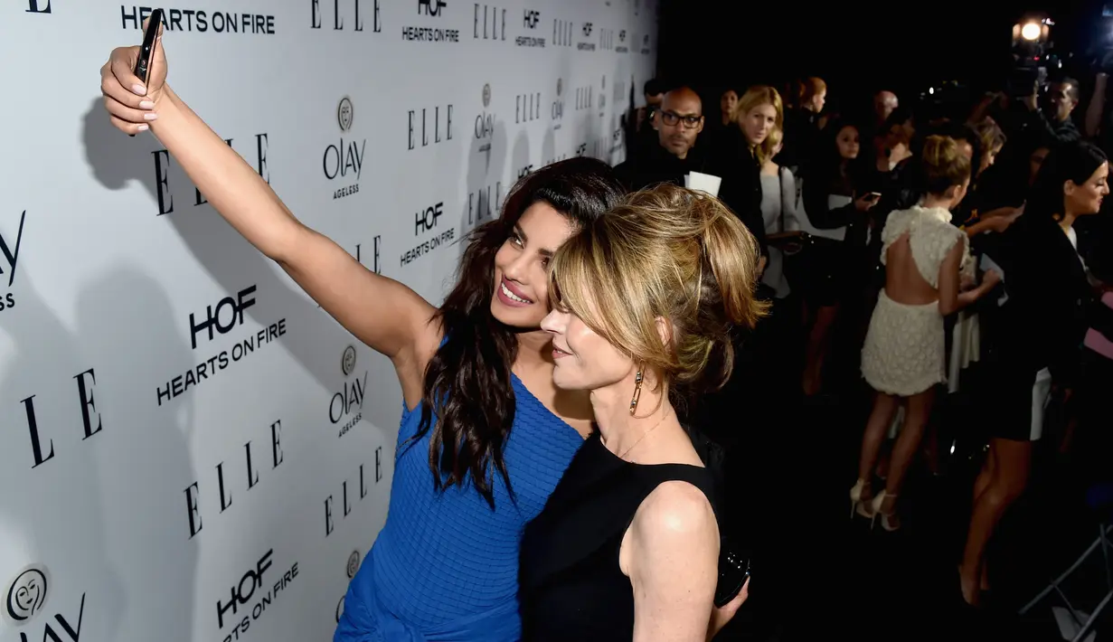 Aktris cantik Priyanka Chopra berselfie dengan Robbie Myers, Editor in Chief Elle saat menghadiri ELLE's 6th Annual Women In Television Dinner di Los Angeles, Rabu (20/1).  (Alberto Rodriguez E./Getty Images untuk ELLE/AFP)