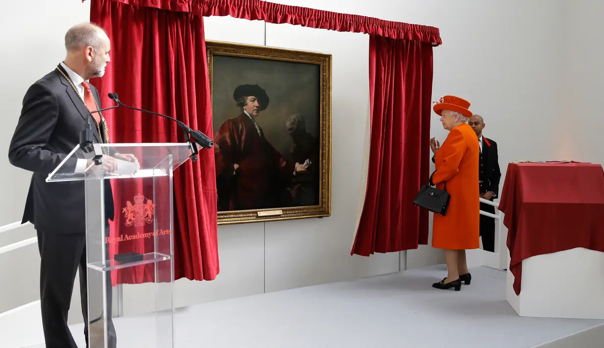 Ratu Inggris Elizabeth II melihat potret Joshua Reynolds di Royal Academy of Arts di London (20/3). Ratu Elizabeth II menghadiri pembukaan Royal Academy of Arts usai dibangun kembali. (AP Photo / Alastair Grant, Pool)