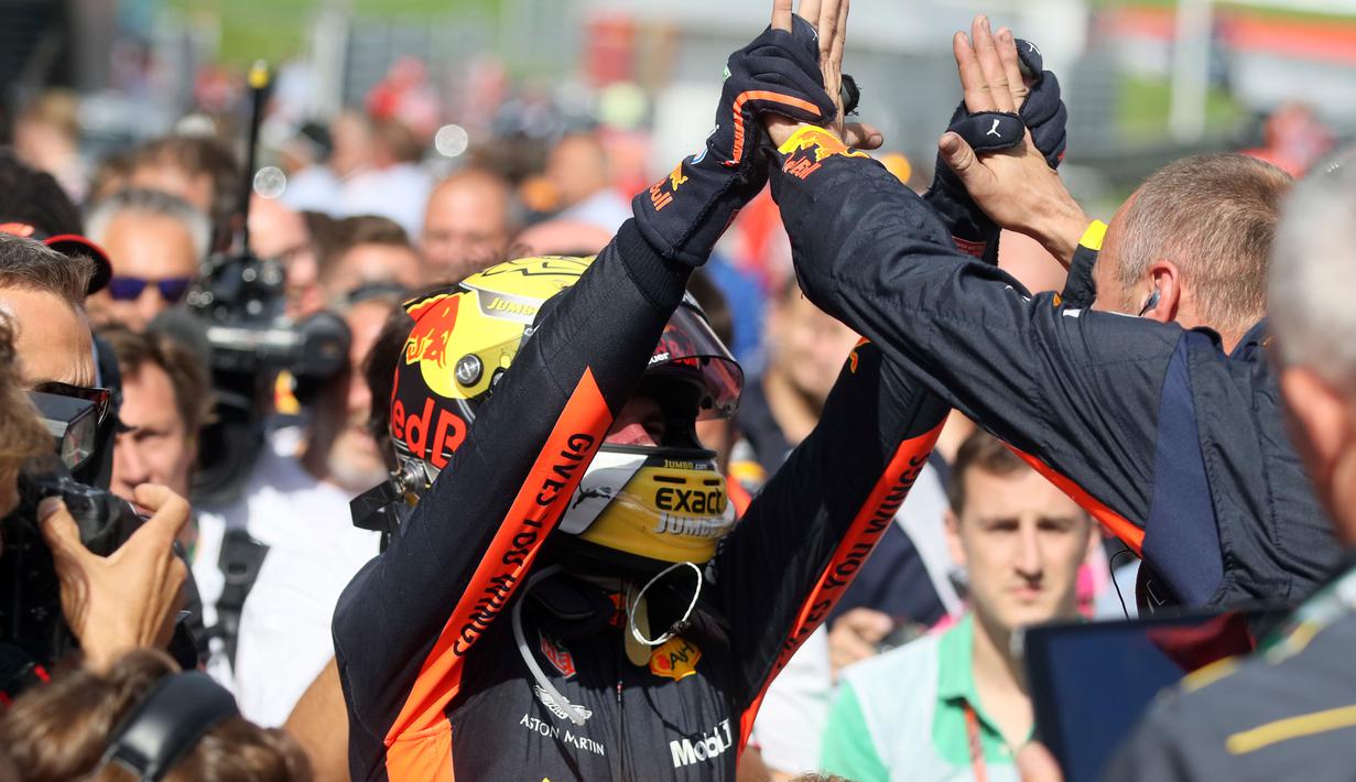 Pembalap Red Bull Max Verstappen berselebrasi bersama timnya setelah memenangkan Grand Prix Formula Satu Austria di Red Bull Racetrack di Spielberg, Austria selatan, (1/7). Verstappen mencatatkan waktu 1:21:56,024. (AP Photo / Ronald Zak)