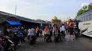 Pengendara sepeda motor berhenti saat banjir merendam perumahan Villa Mutiara Pluit, Tangerang, Banten, Senin (3/2/2020). Banjir disebabkan jebolnya tanggul sungai di sekitar kawasan tersebut. (merdeka.com/Magang/Muhammad Fayyadh)