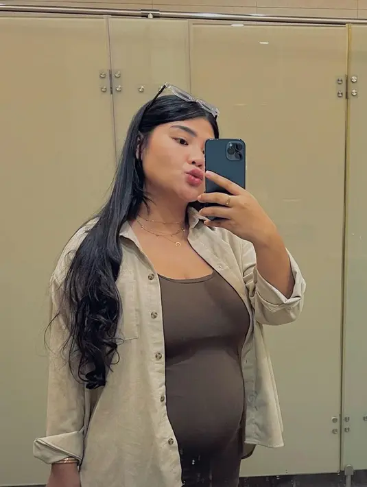 Penampilan Meldi yang pamer baby bump ini juga banjir pujian dari netizen. Tak sedikit netizen yang menyebut jika penampilan wanita asal Jember ini terlihat makin menawan. (Liputan6.com/IG/@rosameldianti29)