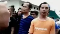 Video amatir merekam detik-detik petugas membujuk sebagian tahanan yang hendak kabur dari Rutan Klas IIB Sialang Bungkuk, Pekanbaru, Riau. (Liputan 6 SCTV)