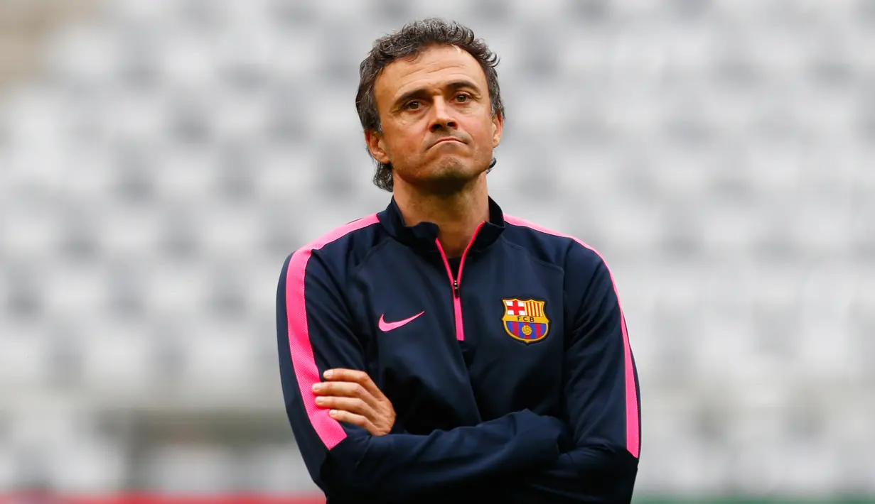 Pelatih Barcelona, Luis Enrigue melihat para pemain saat sesi latihan di Allianz Arena, Munich, Jerman (11/5/2015). Barcelona akan menantang Bayern Muenchen di leg kedua semifinal Liga Champions. (Reuters/Michaela Rehle)