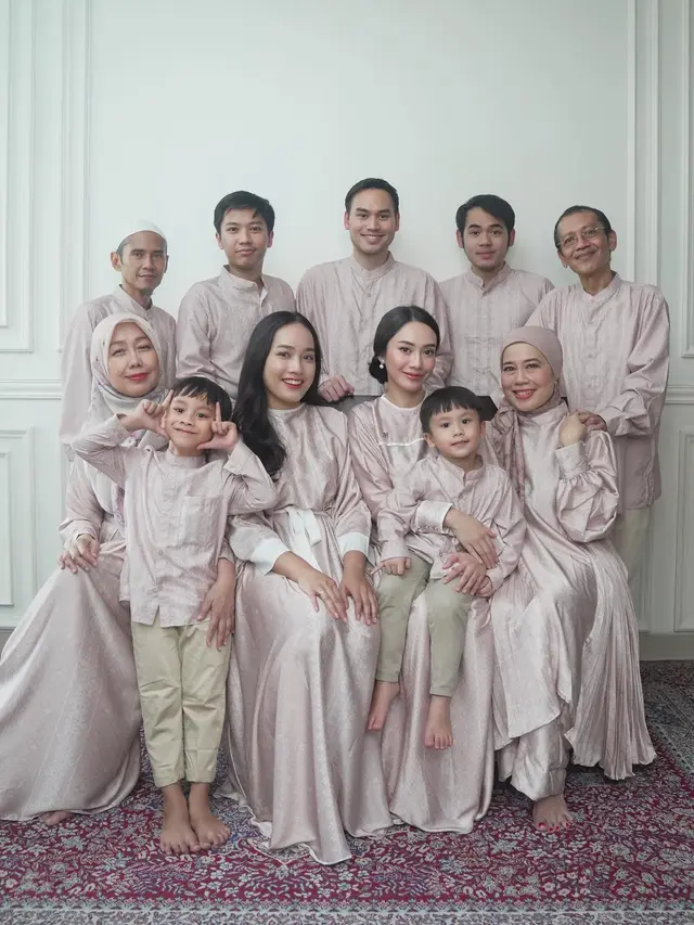 10 Potret Seleb Rayakan Lebaran dengan Keluarga, Outfitnya Kompak