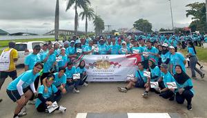 KBRI Paramaribo dan Kemlu Bisnis dan Kerja Sama Internasional Republik Suriname berfoto bersama setelah sampai di garis finis Bigi Broki Waka pada Minggu (4/1/2026) di Paramaribo. (Dok. KBRI Paramaribo)