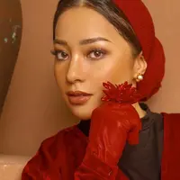Salah satu penampilan menawannya kala melakukan pemotretan dengan busana serba merah. Ia tampak memakai kerudung serta sarung tangan dengan warna sneada.(Liputan6.com/IG/@nikitawillyofficial94)