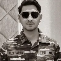 Tampil dengan seragam TNI, Arya Saloka makin terlihat gagah dengan tambahan kacamata hitam. (Instagram/arya.saloka)