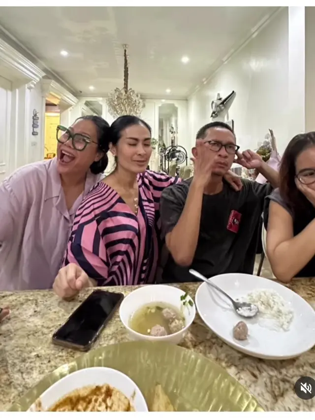 Iis Dahlia buka puasa bersama Gautam Nain dan teman artis (Foto: IG isdadahlia)