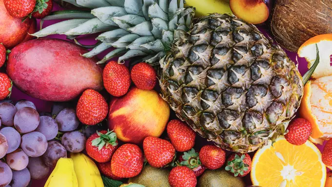 Buah yang dimakan sebelum makan memberikan enzim alami untuk pencernaan.