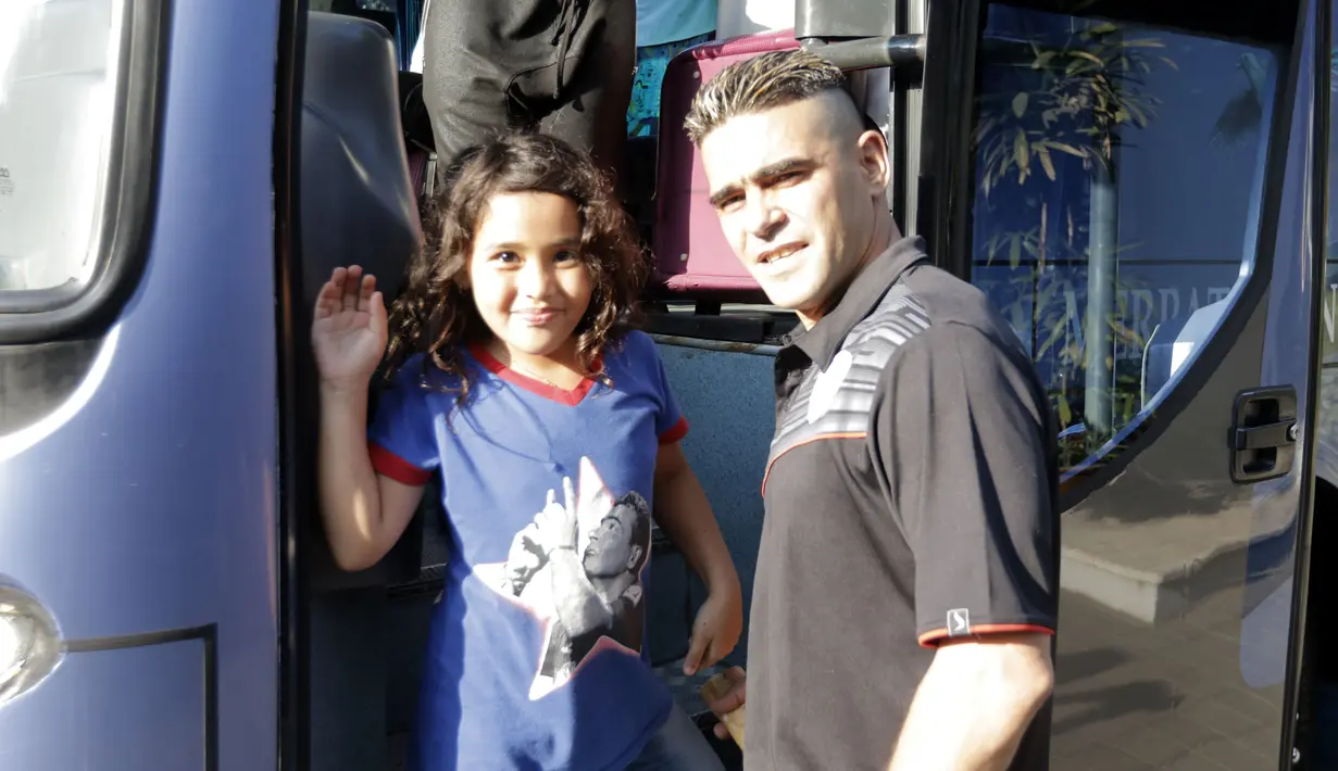 Sebelum berangkat dari hotel ke stadion I Wayan Dipta, Gianyar, Cristian Gonzales menyempatkan diri untuk menemani putri kecilnya melihat bus tim Arema Cronus, Sabtu (17/10/2015).