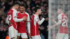 Pemain Arsenal Kai Havertz (kiri) melakukan selebrasi dengan Ben White setelah mencetak gol kedua timnya selama pertandingan sepak bola Liga Premier Inggris melawan Newcastle United di Stadion Emirates, London, Inggris, Sabtu, 24 Februari 2024. (AP Photo/Alastair Grant)
