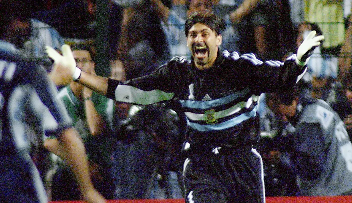 6. Carlos Roa - Kiper timnas Argentina yang cukup terkenal dengan model rambut yang unik memutuskan pensiun dari sepakbola dikarenakan pada tahun 2006 ia meramalkan akan datangnya kiamat. (AFP/Gerard Cerles)