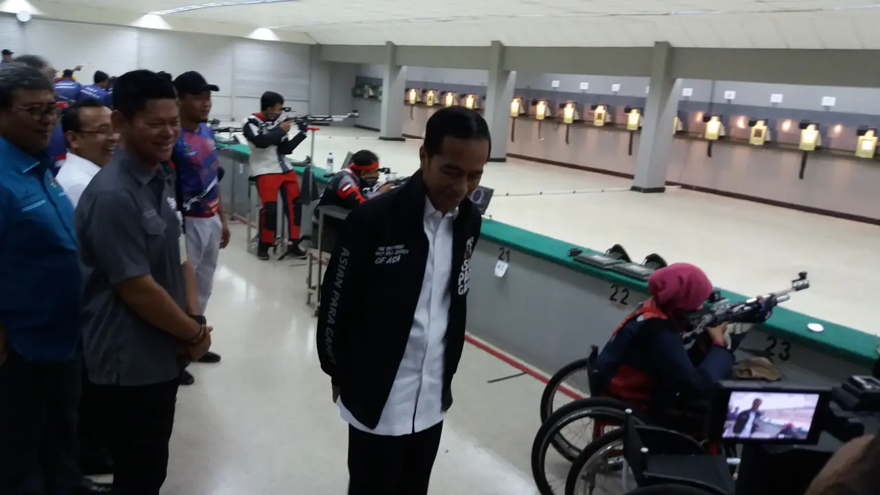 Jokowi meninjau latihan atlet Asian Para Games (Liputan6.com/Hanz Jimenez)