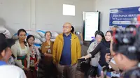 Direktur Transformasi Bisnis PT Pupuk Indonesia (Persero), Panji Winanteya Ruky saat berkunjung ke kios pupuk subsidi di Desa Temase, Kabupaten Gianyar, Bali, Senin (3/7/2023). (Maulandy/Liputan6.com)