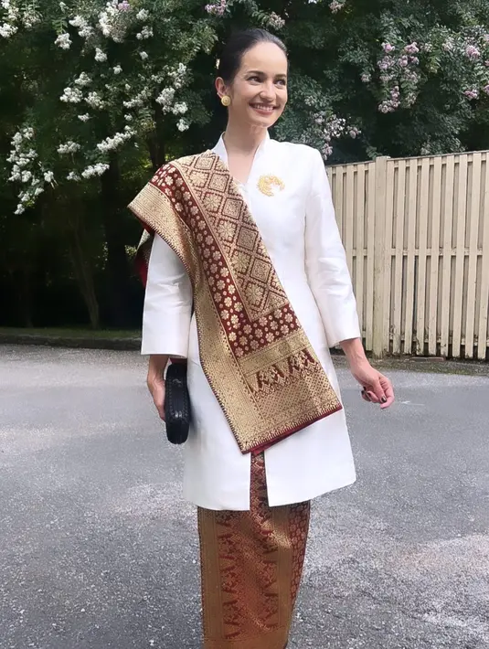 Riasan yang dikenakan pun lebih tone down dengan nuansa nude [@enzystoria]