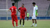 Pesepak bola klub Persib Bandung, Firman Utina (tengah) berbincang dengan rekan setimnya usai berlatih bersama di Stadion GBK Jakarta,  29 Juli 2015.(Liputan6.com/Helmi Fithriansyah)