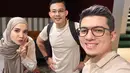 Dalam unggahan foto di Instagram, Zaskia Sungkar dan Irwansyah juga mengabadikan momen bertemu kawan. Lebih lanjut, Zaskia mengungkapkan kekagumannya terhadap akting Acha Septriasa, Vino G Bastian dan lainnya di film tersebut. (Liputan6.com/IG/@zaskiasungkar15)