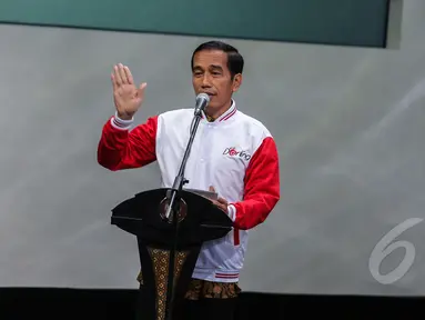 Presiden Joko Widodo saat menghadiri Silatuhrahmi Pers Nasional di gedung Auditorium  TVRI, Jakarta, Senin (27/4/2015). Dalam kesempatan itu Jokowi mendapatkan jaket Pers berwarna merah putih (Liputan6.com/Faizal Fanani)