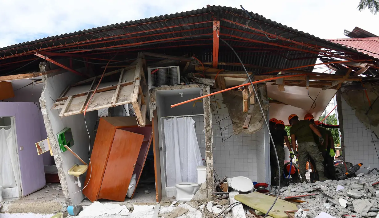 Pemerintah setempat menetapkan status bencana untuk membantu upaya tanggap darurat dan bantuan. (TED ALJIBE/AFP)