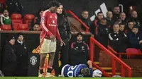 Patrick Dorgu saat menerima kartu merah di laga MU versus Ipswich Town di Liga Inggris 2024/2025. (Oli SCARFF / AFP)