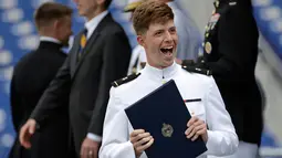 Ekspresi salah satu lulusan tim purna US Naval Academy setelah menerima ijazahnya saat upacara kelulusan di Annapolis, Maryland, (26/5). Siswa di akademi ini menjalani masa pendidikan selama empat tahun. (AP Photo / Patrick Semansky)