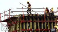 Pekerja menyelesaikan pembangunan jalur layang MRT di kawasan Lebak Bulus, Jakarta, Sabtu (15/10). Presiden Jokowi mengatakan proyek pembangunan MRT rute Lebak Bulus-Bundaran HI diperkirakan selesai pada tahun 2019 mendatang. (Liputan6.com/Helmi Afandi)