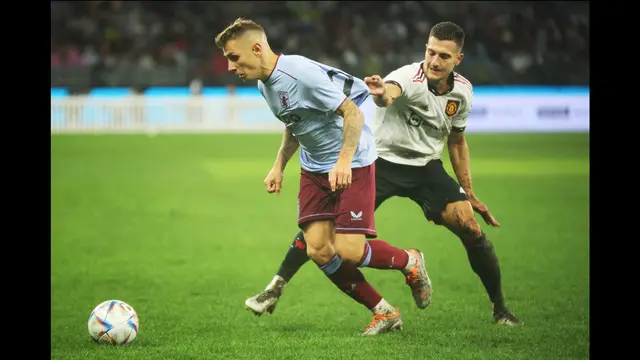 Foto: Hujan Deras, Lapangan Becek, Hingga Menarik Baju Pemain saat MU Melawan Aston Villa di Tur Pramusim