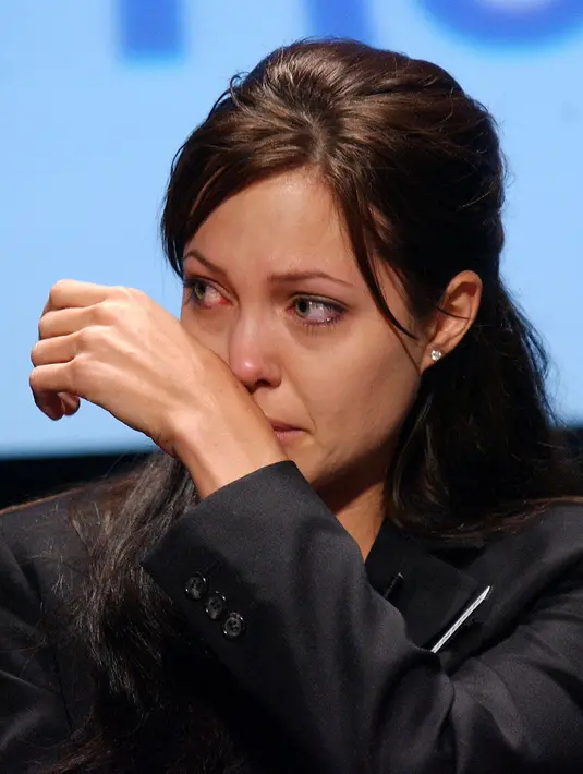 Sejak digugat cerai oleh Jolie, Pitt memang sangat sulit bertemu dengan keenam anaknya. Mengingat Jolie yang memboyong buah hatinya tinggal di  rumah yang mereka sewa di kawasan Malibu. (AFP/Bintang.com)