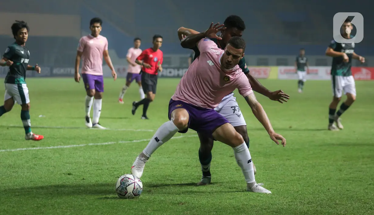 Bek Persik Kediri, Arthur Felix (depan) berebut bola dengan penyerang Persikabo 1973, Ronaldo Rubener Wanma saat laga pekan ketiga BRI Liga 1 2021/2022 di Stadion Wibawa Mukti, Cikarang, Jumat (17/09/2021). Persikabo 1973 dan Persik Kediri harus puas bermain imbang 2-2. (Bola.com/Bagaskara Lazuardi)