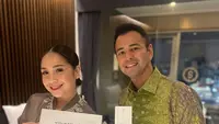 Berganti pakaian menjadi kemeja tenun songket, Raffi Ahmad memamerkan prestasi barunya dengan menerima penghargaan dari WCIF. Selamat!  [Foto: IG/raffinagita1717].