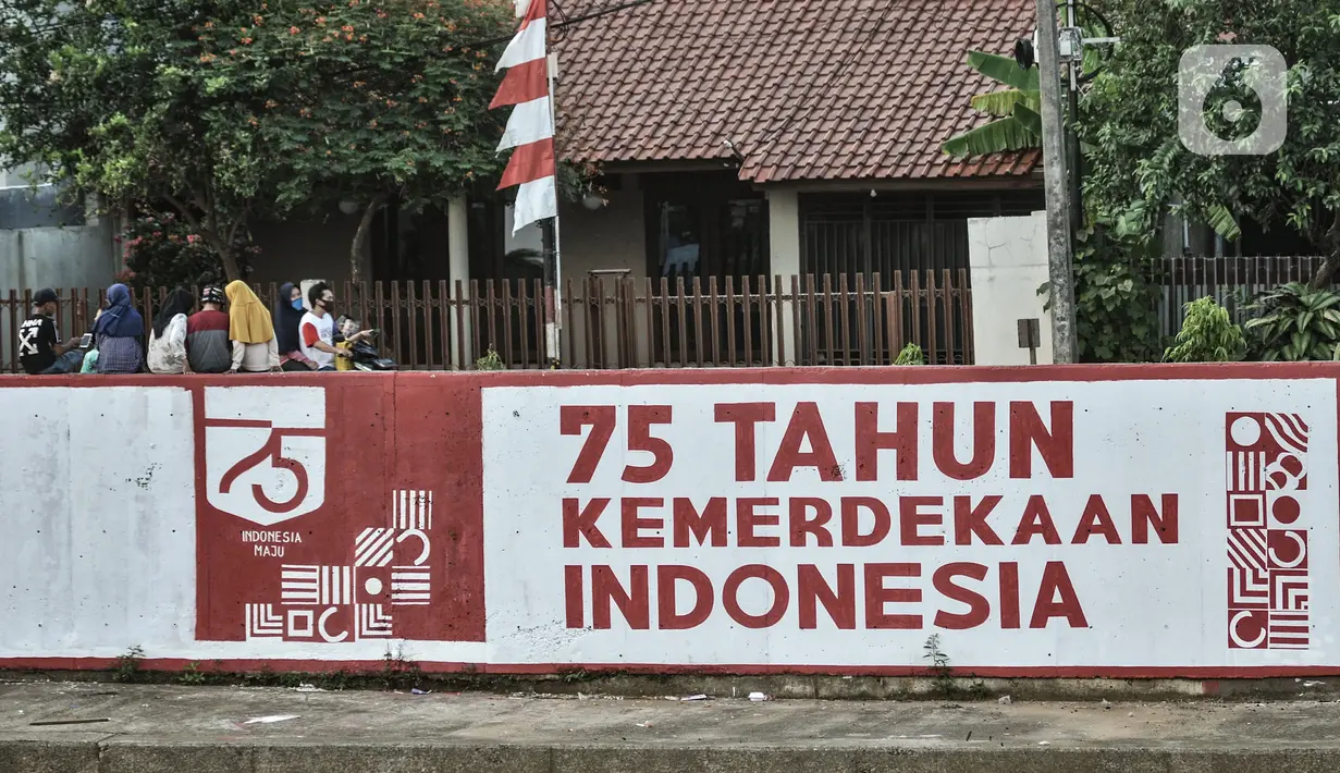 Mural bertema HUT ke-75 RI menghiasi jalan di Kampung Melayu, Jakarta, Minggu (16/8/2020). Jelang HUT ke-75 RI, mural bernuansa Merah Putih banyak menghiasi jalanan Ibu Kota guna memberi semangat nasionalisme kepada warga di tengah pandemi COVID-19. (merdeka.com/Iqbal S.Nugroho)