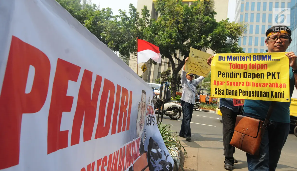 Sejumlah karyawan pensiunan PT Pupuk Kaltim menggelar unjuk rasa di depan Kantor KPW Pupuk Kalitim di Jakarta, Selasa (31/7). Saat ini 1.332 peserta Dana Pensiun PT Pupuk Kaltim resah gara-gara dugaan penyelewengan dana pensiun. (Merdeka.com/Dwi Narwoko)