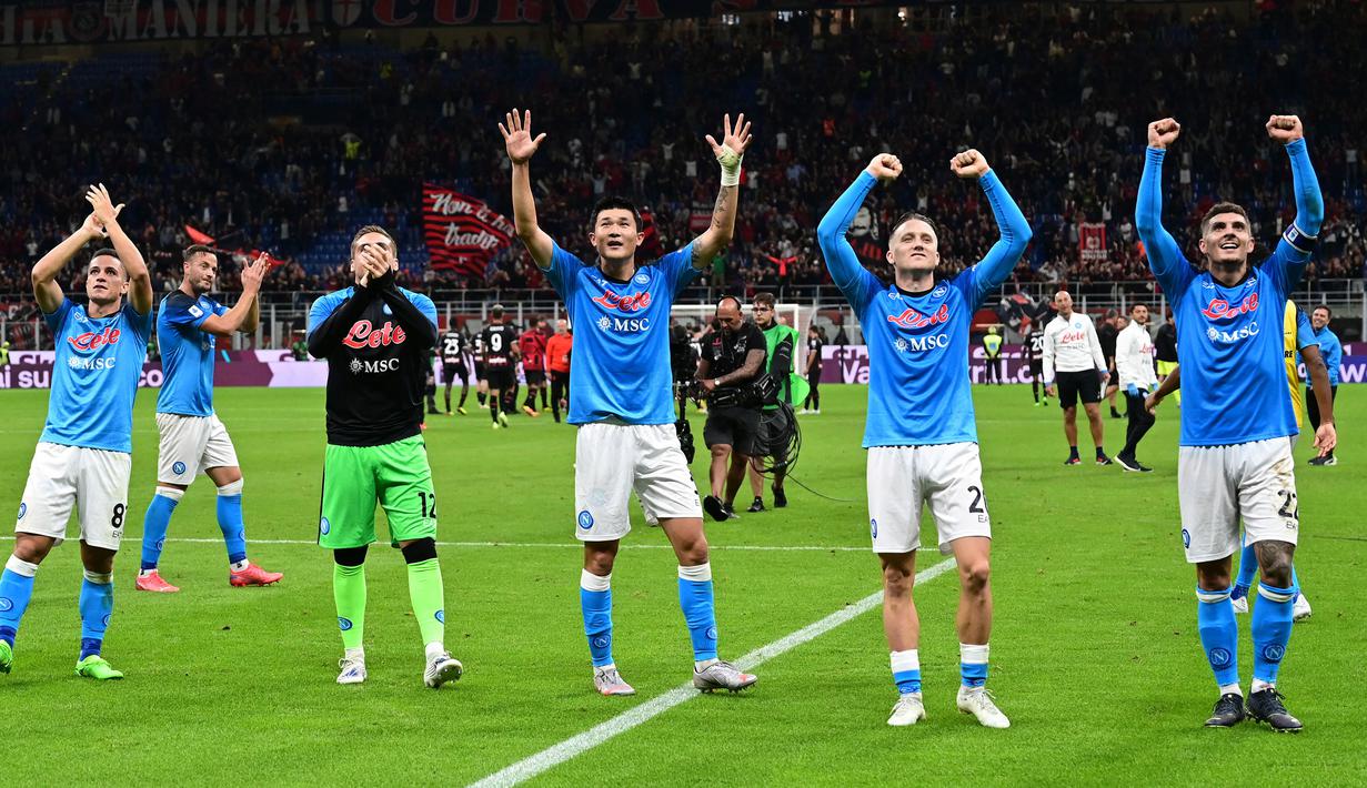 Napoli berhasil menduduki puncak klasemen Serie A Italia 2022/2023 dengan raihan 29 poin dari 11 laga. Klub berjuluk Partenopei itu juga belum terkalahkan di Liga Champions. Catatan positif ini tentu berkat kontribusi pemain mereka yang mampu tampil apik. Berikut 5 pemain andalan Napoli di Liga Italia. (AFP/Miguel Medina)