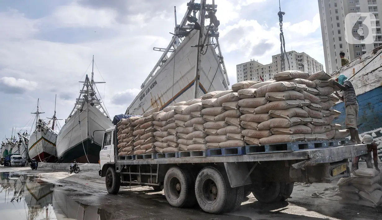 Aktivitas pekerja saat bongkar muat kapal di Pelabuhan Sunda Kelapa, Jakarta, Senin (29/11/2021). Kementerian Perdagangan mencatat nilai neraca perdagangan Indonesia mengalami surplus tertinggi sepanjang sejarah yaitu sebesar 30,81 miliar USD pada Januari-Oktober 2021. (merdeka.com/Iqbal S. Nugroho)