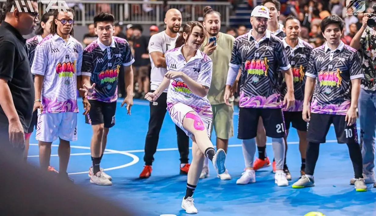 Dalam acara pertandingan futsal yang digelar, Aaliyah Massaid tampak memakai jersey dengan nomor punggung 1. Dirinya pun tampil bersemangat melawan tim Aura Echa dari AHHA Production. bersama Atta Halilintar. (Liputan6.com/IG/@aaliyah.massaid)